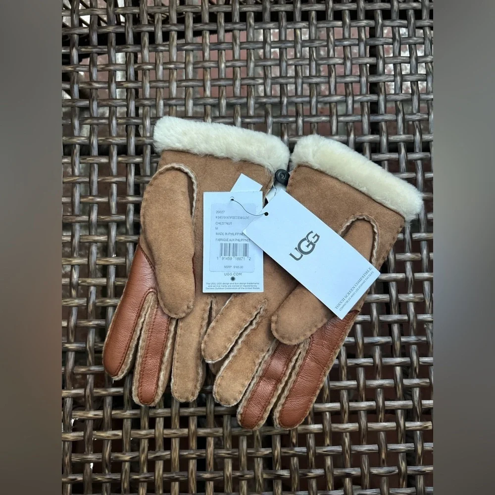 UGG Seamed Sheepskin Tech Gloves in Chestnut New with Tags!